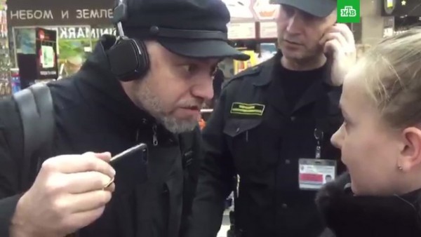 Активист движения «Голос» атаковал журналистку НТВ (ВИДЕО)