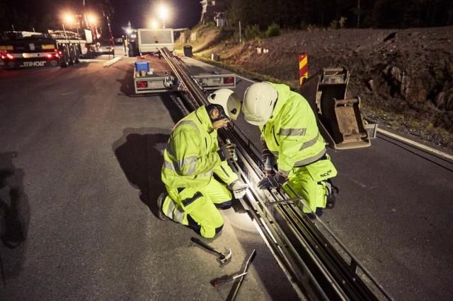 В Швеции открыли первую электрофицированную дорогу (5 фото)