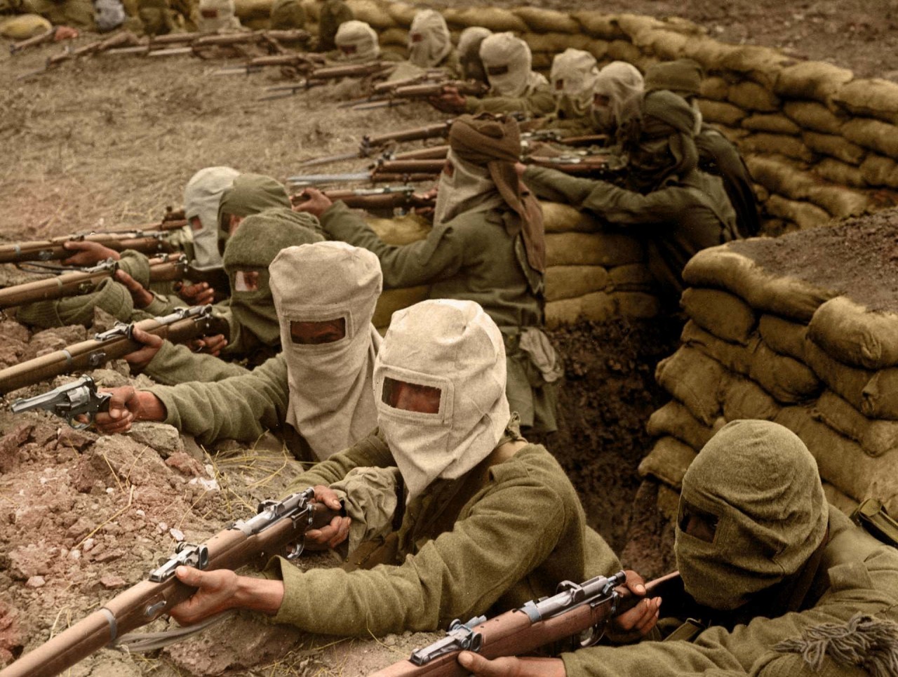Группа индийских солдат в траншее, 1915 г. На голове у них противогазные маски архивное фото, колоризация, колоризация фотографий, колоризированные снимки, первая мировая, первая мировая война, фото войны