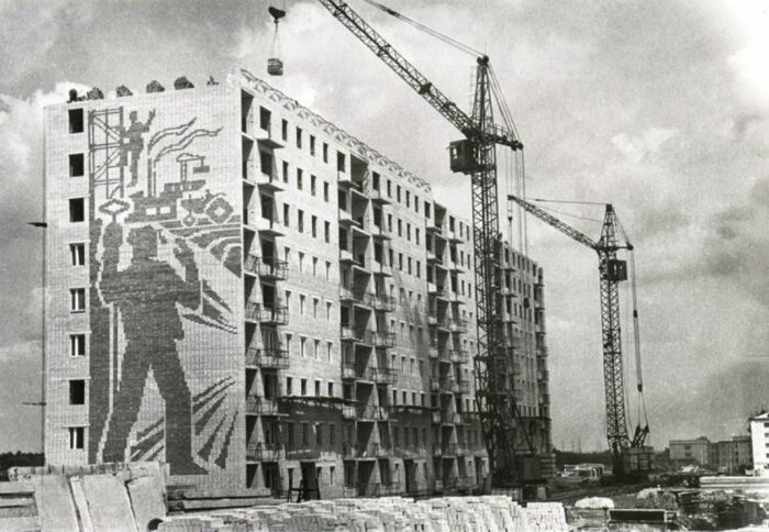 В 1970-е годы перешли на строительство 9-этажек. |Фото: odstroy.ru.