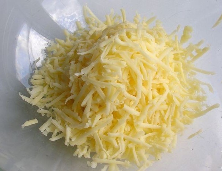 Она смешала натертый картофель с сыром и чесноком и отправила в духовку. Так просто, но безумно вкусно! Она смешала натертый картофель с сыром и чесноком и отправила в духовку. Так просто, но безумно вкусно!