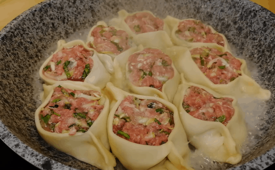 Мясные лодочки на сковороде: просто, сытно и вкусно Мясные лодочки на сковороде: просто, сытно и вкусно