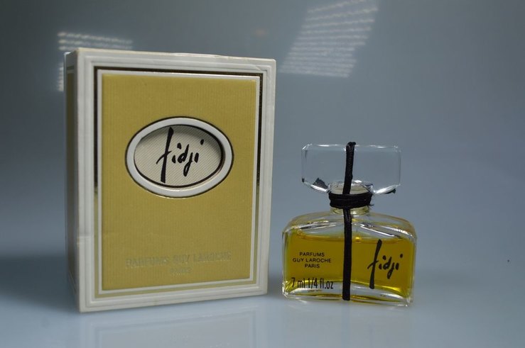 Perfume Джинсы-«варенки» и пластмассовые клипсы: за чем «охотились» наши мамы