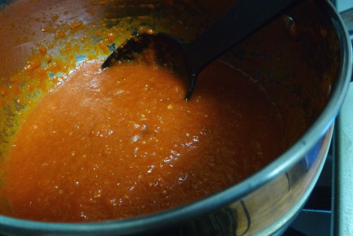 Айвар — это балканский густой соус из запеченных сладких перцев. Я встречала вариации этого соуса с баклажанами или помидорами, но классика — это из перцев.-7