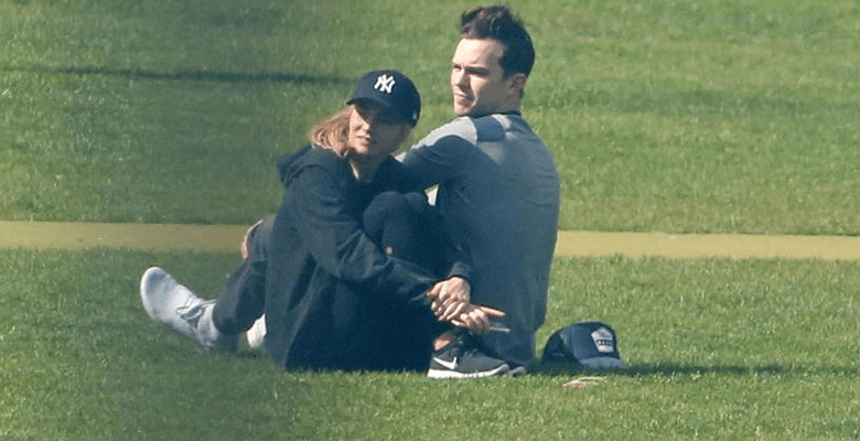 Николас Холт и бывшая модель Playboy Брайана Холли стали родителями Николас Холт и бывшая модель Playboy Брайана Холли стали родителями