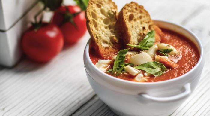Томатный суп. \ Фото: gastronom.ru. 7 вкуснейших обедов на всю неделю: блюда, которые не оставят равнодушными