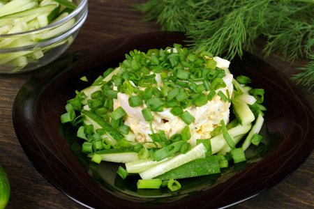 Фото к рецепту: Салат летний, овощной, с куриной грудкой