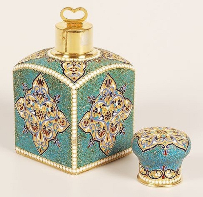 Серебряная Чайница с позолотой и эмалью. 1894 г. Серебряная Чайница с позолотой и эмалью. 1894 г.