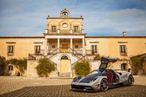 Двухдверный гиперкар от Pagani Automobili (17 фото) Двухдверный гиперкар от Pagani Automobili (17 фото)