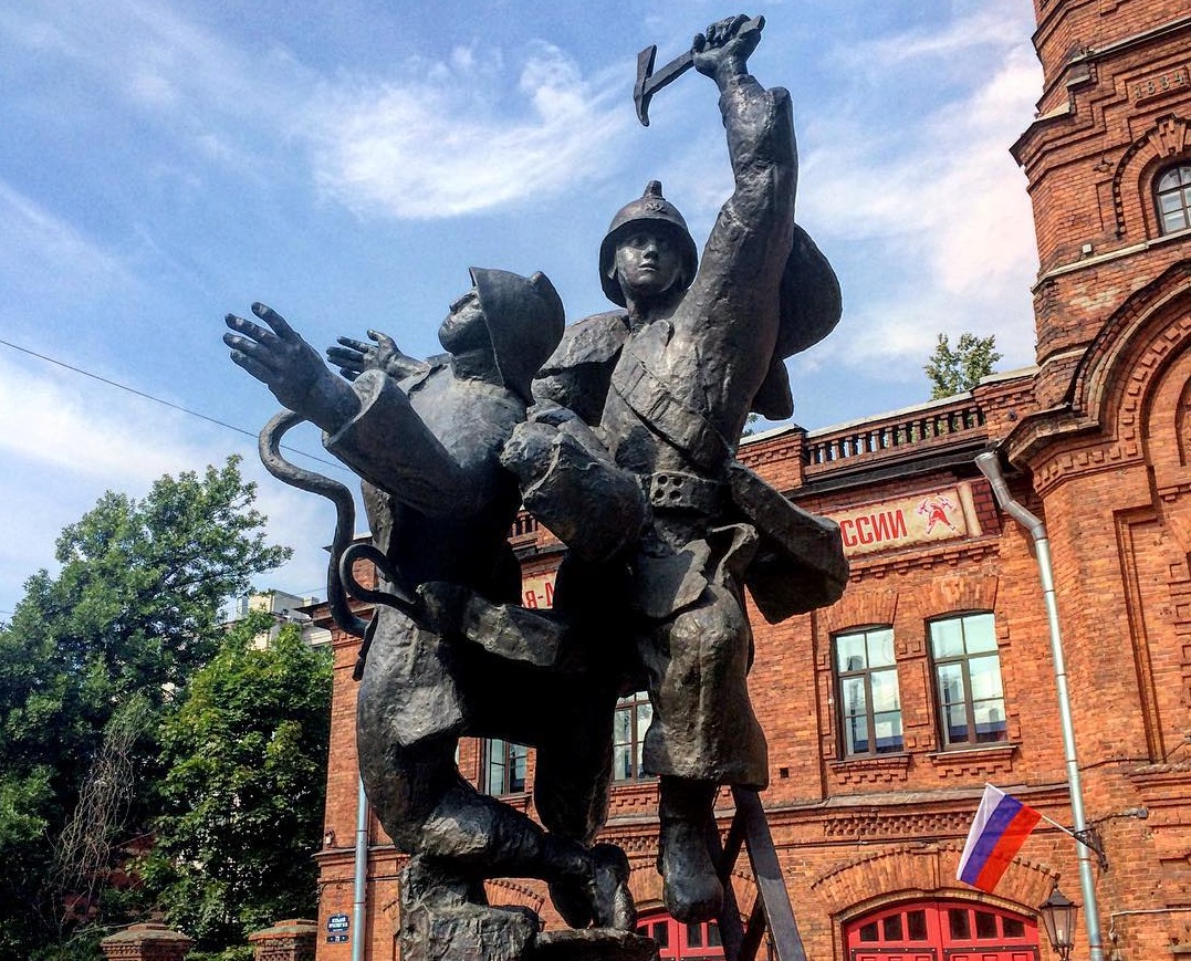30 самых необычных скульптур в Петербурге