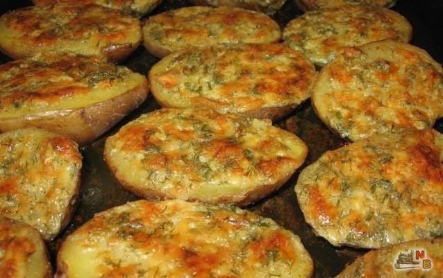 Чесночный картофель, запеченный в духовке — это настоящее произведение кулинарного искусства