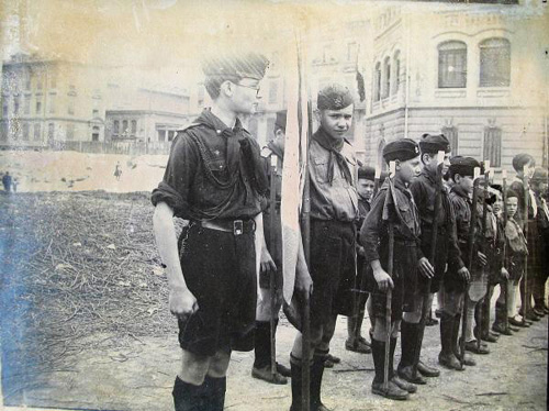 Фото 4.jpg Построение русских скаутов. Марсель, 1930.