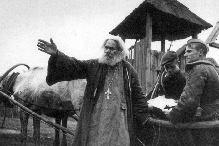 Как настоящие добрые пастыри, архиереи и священники разделили со своим народом все тяготы войны. /Фото: pokrov.pro Как православная церковь объединилась с советской властью во времена Великой Отечественной войны
