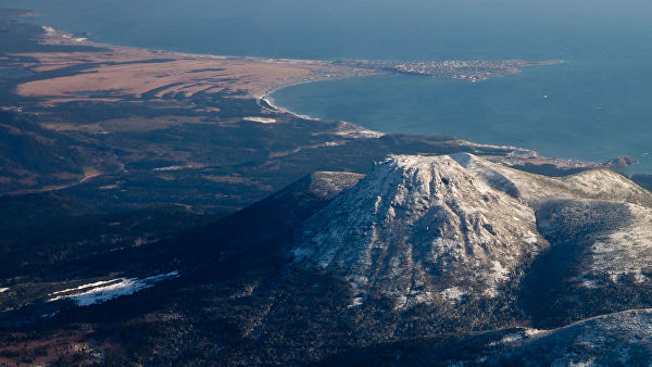 Вид на вулкан Менделеева и поселок Южно-Курильск на острове Кунашир Вид на вулкан Менделеева и поселок Южно-Курильск на острове Кунашир