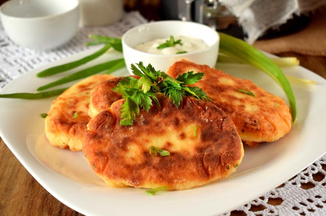 Картофельные котлеты с сырным соусом