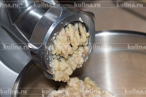 Форшмак по-еврейски Яблоко пропустить через мясорубку.