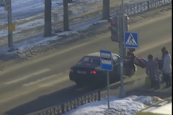 Видео, как женщина на иномарке сбила двух девочек