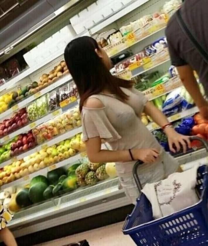 Продавщицы из супермаркета устраивают эротику дома