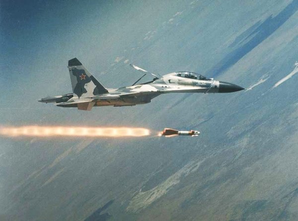 «Уничтожил на глазах США»: русский Су-30СМ показательно «пустил на дно» корабль ракетой X-35