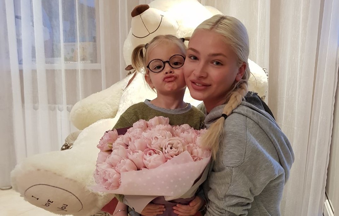 Без макияжа Алена Шишкова выглядит как старшая сестра своей 4-летней дочки
