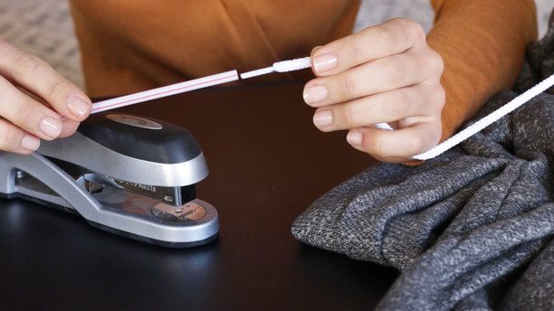 Как вставить шнурок в капюшон или брюки за 2 секунды Как вставить шнурок в капюшон или брюки за 2 секунды