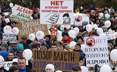 участники митинга против полигона твердых бытовых отходов «Ядрово» на площади у здания администрации Волоколамского района, Московская область, Россия (Фото: Артем Геодакян/ТАСС) Американские санкции, гибнущие дети и способность к сопротивлению