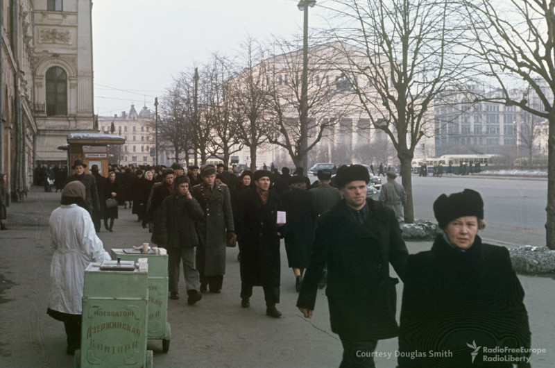 Мороженщица на пл. Свердлова (ныне-Театральная). СССР, американцы., архив, фотографии