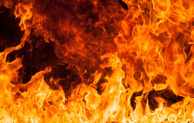 Два склада загорелись в Перми на площади в 2,4 тысячи 
