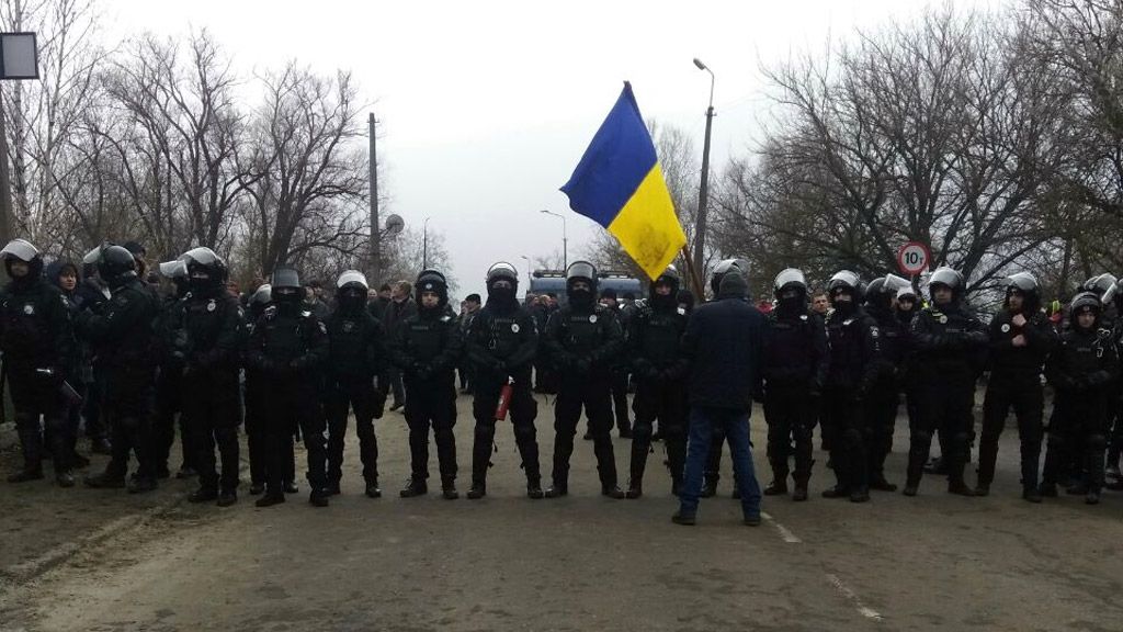 Паника, покрышки и драки – украинцы жестко встречают приехавших из Уханя земляков