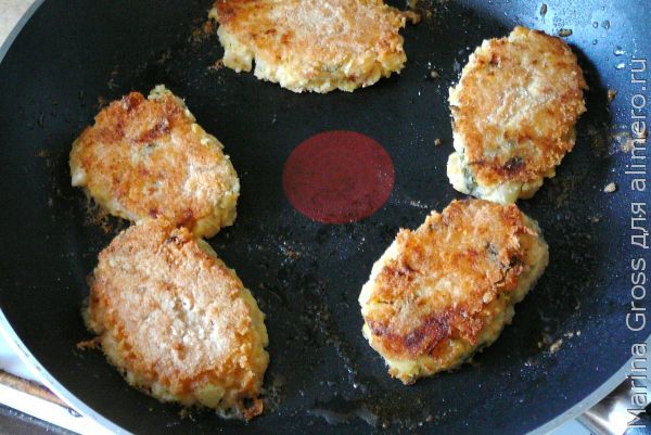 Гороховые котлеты со сметанным соусом Гороховые котлеты со сметанным соусом