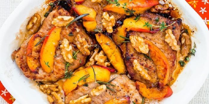 Жареная свинина с персиками и грецкими орехами. \ Фото: mommyshomecooking.com. 5 восхитительных рецептов свинины на сковороде, которые можно подать и на ужин, и на праздничный стол