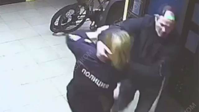 Видео: женщина-полицейский скрутила хулигана, напавшего на нее в отделе