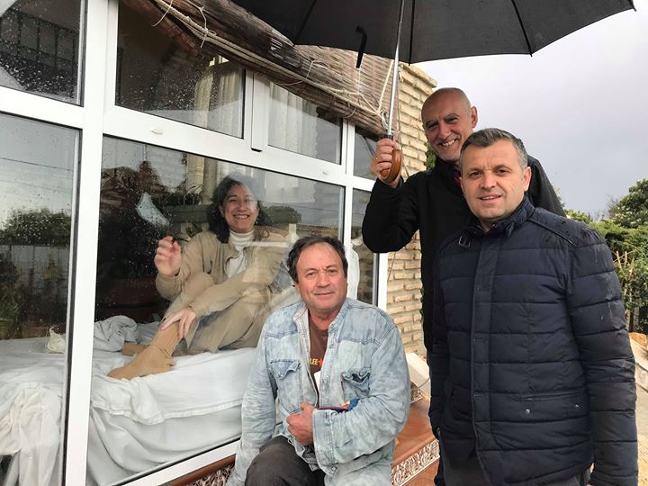 Несчастная мать живет в стеклянной клетке и лишь дважды в год может обнять своих детей... Несчастная мать живет в стеклянной клетке и лишь дважды в год может обнять своих детей...