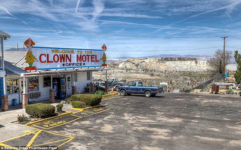 Мотель клоунов в Неваде