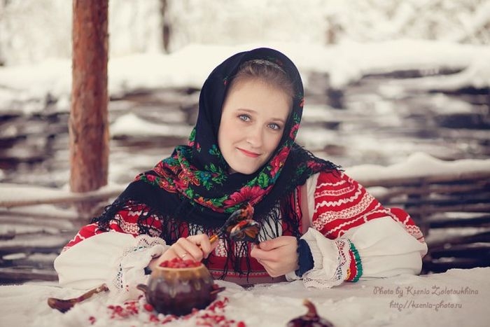 Девушки в русских нарядах Девушки в русских нарядах