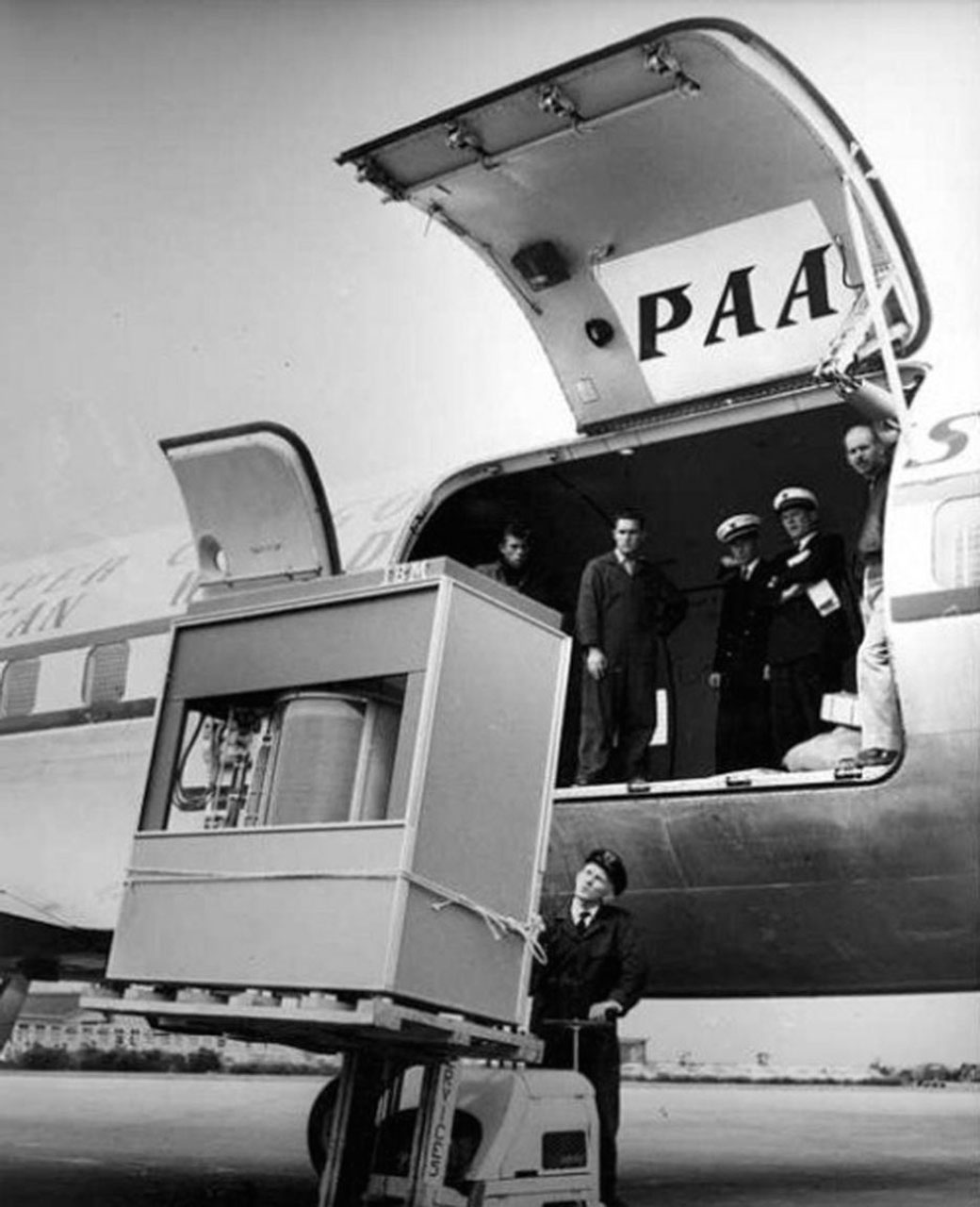 Жесткий диск при погрузке в самолет в 1956 году. /Фото: k33.kn3.net А помните такую посуду и еще вещи из прошлого