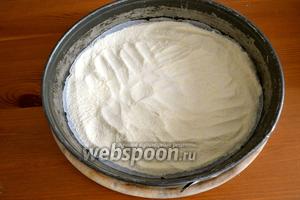 Духовку включить разогреваться на 190ºC.
Дно разъёмной формы (диаметром 24 см) застелить пекарской бумагой и высыпать один стакан сухой смеси.
