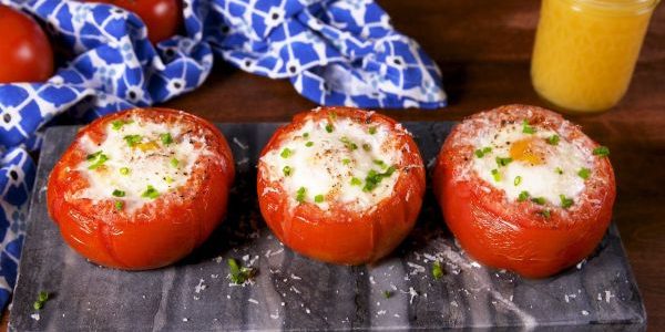 Запечённые яйца в корзинках из помидоров Как приготовить яйца в духовке: Запечённые яйца в корзинках из помидоров