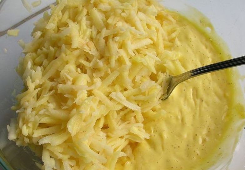 Она смешала натертый картофель с сыром и чесноком и отправила в духовку. Так просто, но безумно вкусно! Она смешала натертый картофель с сыром и чесноком и отправила в духовку. Так просто, но безумно вкусно!