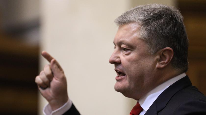 "Больше падать некому": рядом с Порошенко рухнул священник. "Больше падать некому": рядом с Порошенко рухнул священник.