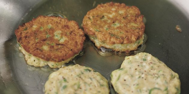 Классические оладьи из кабачков с чесноком Классические оладьи из кабачков с чесноком