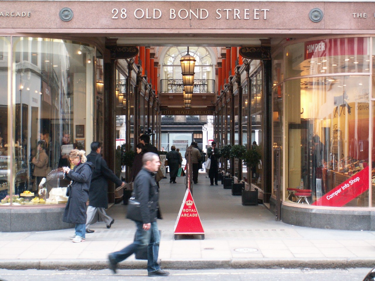 https://upload.wikimedia.org/wikipedia/commons/7/7a/Old_Bond_Street_1_db.jpg