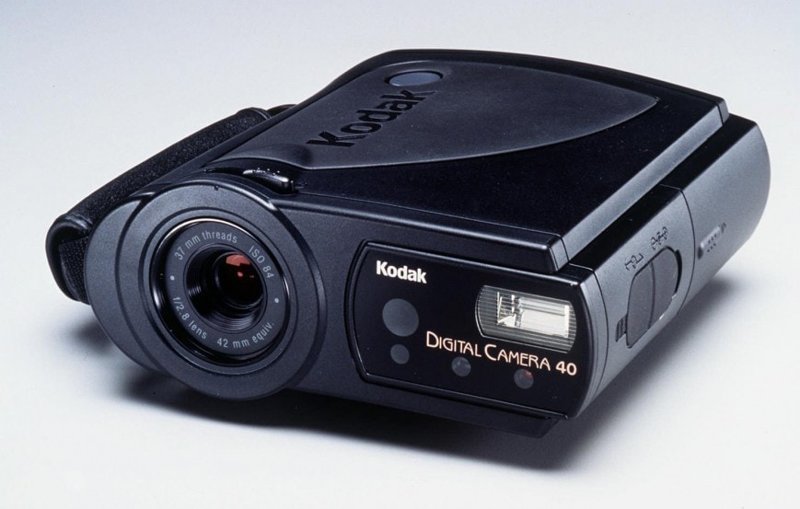 10. Цифровой фотоаппарат Kodak DC40 даже в 1995 году давал не самое лучшее качество картинки. Но проблема в большей степени состояла в том, что все остальные аппараты уже обладали цифровыми дисплеями, а он — нет. Но зато стоил 1000 долларов 10. Цифровой фотоаппарат Kodak DC40 даже в 1995 году давал не самое лучшее качество картинки. Но проблема в большей степени состояла в том, что все остальные аппараты уже обладали цифровыми дисплеями, а он — нет. Но зато стоил 1000 долларов trend, в мире, вещи, инновация, музей, неудача