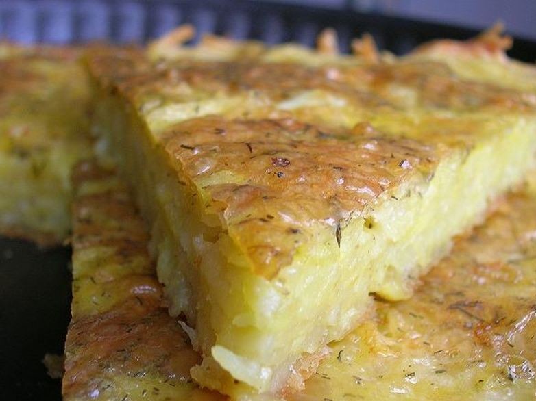 Она смешала натертый картофель с сыром и чесноком и отправила в духовку. Так просто, но безумно вкусно! Она смешала натертый картофель с сыром и чесноком и отправила в духовку. Так просто, но безумно вкусно!