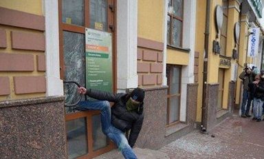Потрачено: фото радикала, застрявшего в двери киевского офиса Сбербанка