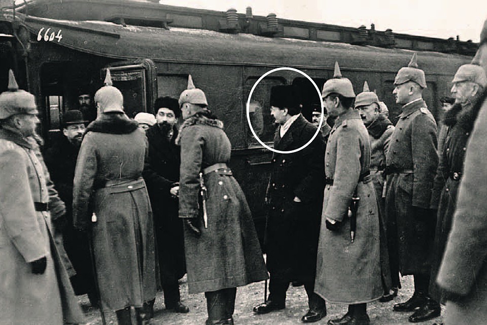 Встречавшие делегацию большевиков во главе со Львом Троцким (обведен кругом) в Бресте представители Германии и Австро-Венгрии носили пикельхельмы - прусские шлемы из кожи или стали со съемными шипами, к которым при необходимости крепилась стальная пластина, чтобы защитить лоб бойца от пули. Фото: wikimedia.org