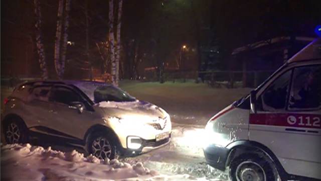 Видео: автохам припарковался посреди дороги, заблокировав скорую в Подмосковье