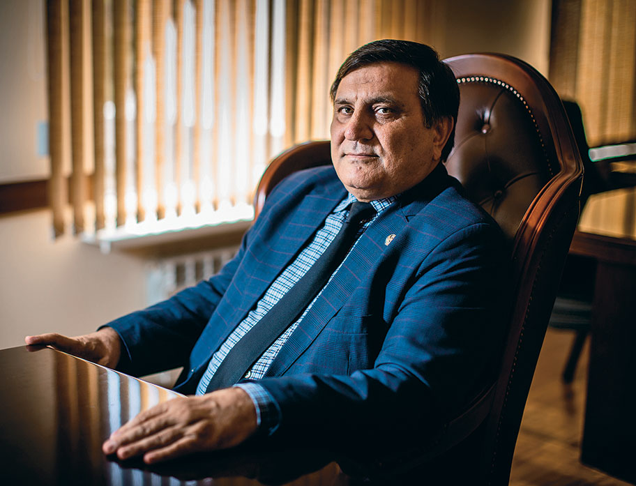 Сайгидпаша Умаханов, бывший мэр Хасавюрта, вдохновитель идеи ополчения и главный координатор 1 041_rusrep_13-2.jpg Дмитрий Беляков