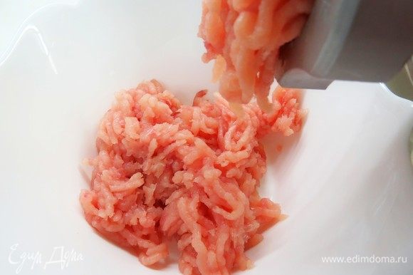 Приступим к приготовлению начинки. Куриное мясо отделить от костей и пропустить через мясорубку. Приступим к приготовлению начинки. Куриное мясо отделить от костей и пропустить через мясорубку.
