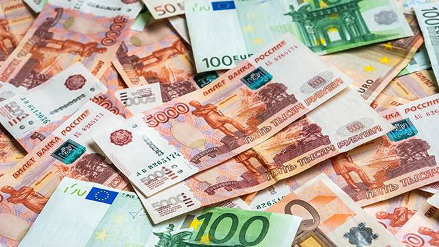 Курс евро упал ниже 75 рублей